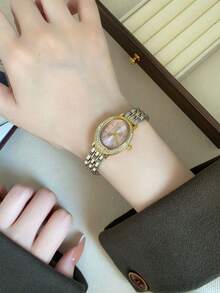 Jam Tangan Quartz Oval Elegan Wanita, Dial Pink Bertekstur, Bezel Bertabur Berlian Imitasi, Tali Rantai Dua Warna Emas dan Perak, Cocok untuk Pesta, Sehari-hari, dan Acara Formal - Perak Emas - View 7
