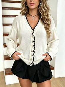 كارديجان محبوك بأكمام طويلة وياقة على شكل حرف V وأزرار وحافة متموجة بتصميم كتل لونية، موضة كاجوال للمقاسات الكبيرة - أبيض وأسود - مشاهدة 3