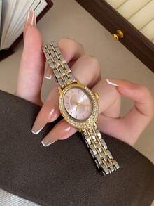 Jam Tangan Quartz Oval Elegan Wanita, Dial Pink Bertekstur, Bezel Bertabur Berlian Imitasi, Tali Rantai Dua Warna Emas dan Perak, Cocok untuk Pesta, Sehari-hari, dan Acara Formal - Perak Emas - View 3