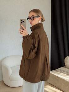 Jaket Wanita Elegan Kasual Warna Cokelat dengan Kerah Tegak dan Kancing Depan, Lengan Panjang, dan Tali Serut di Bagian Bawah, Cocok untuk Kantor, Jalan-jalan, dan Liburan - Coklat - View 3