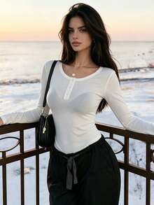 Aflion Atasan Henley Lengan Panjang Bergaris Putih untuk Wanita, Potongan Slim Fit dengan Setengah Kancing dan Hem Melengkung, Model Crop Top untuk Padu Padan Pakaian Kasual Sehari-hari - Putih - View 3