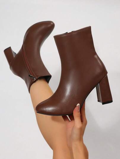 Sepatu bot ankle wanita terbaru untuk musim gugur/musim dingin, nyaman, minimalis, mengkilap, berwarna cokelat, dengan ujung bulat dan hak tebal. Terbuat dari bahan PU, desain ramping dan pendek, dilengkapi resleting tersembunyi di samping untuk memudahkan pemakaian dan pelepasan. Hak persegi tebal yang stabil, efektif menambah tinggi badan tanpa membuat kaki lelah, bentuk hak blok yang nyaman untuk jari kaki. Garis-garis bersih dan gaya kelas atas, cocok untuk musim gugur/musim dingin, dipadukan dengan rok pendek, celana setelan, gaun, untuk bepergian, kencan, pesta, dan pemakaian sehari-hari.