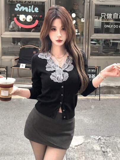 2026 Autumn/Winter French Style Black & White Contrast Knit Cardigan, Elegant Round Neck Single-Breasted Slim-Fit Long Sleeve Jacket For Young Women, Delicate Lace Pocket + Metal Button Decor, Soft Skin-Friendly Knit Fabric, Versatile For Daily Commute, Date, Outdoor Outings, Sophisticated Lady Style Women's Autumn/Winter Knit Cardigan