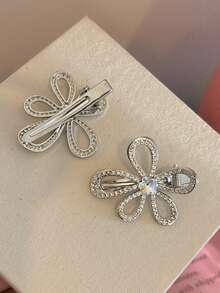 2PCS Exquisite Hollow 5-Petal Flower Rhinestone Hair Clips, Sparkling Iridescent Center Crystal Side Bang Clips, Luxury Elegant Women's Date Party Atmosphere Versatile Hair Accessory - Silver - View 6
