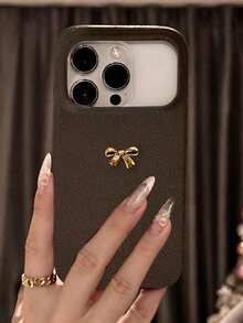 Casing Pelindung Belakang dengan Motif Pita 3D Vintage dan Tekstur Leci Cokelat, Kompatibel dengan iPhone 18 Pro Max, 18 Pro, 17 Pro Max, 17 Pro, 16, 15, 14, 13 Pro Max, 16, 14, 15, 17, Casing Lembut Tahan Guncangan Sederhana - Coklat - View 1