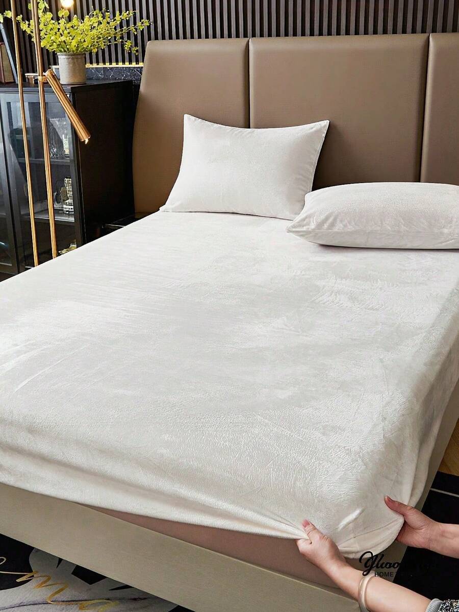 2/3pcs Beige Velvet Bedding Set, Warm And Soft, Solid Color Velvet Fitted Sheet Set, Available Sizes: King, Queen, Full, Twin, Luxurious Ultra-Soft Comfortable Base Fabric, 11.8-Inch Deep Pocket Design, Suitable For Autumn, Winter And Spring. Set Includes 1 Fitted Sheet And 1/2 Pillowcases, Dorm Bedding, Back To School Bedding. - White - View 1