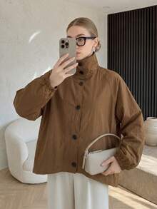 Jaket Wanita Elegan Kasual Warna Cokelat dengan Kerah Tegak dan Kancing Depan, Lengan Panjang, dan Tali Serut di Bagian Bawah, Cocok untuk Kantor, Jalan-jalan, dan Liburan - Coklat - View 2