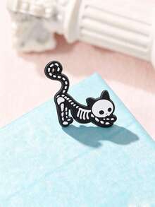1pc Dark Funny Skeleton Cat Brooch, Cute And Cool Unique Design, Suitable For Coats, Backpacks, Jackets, Collars, Brighten Up Your Outfit, Perfect As A Novelty Gift For Friends - Black and White - View 6