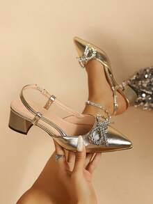 Wanwan Shoes 法式粗跟尖頭高跟女鞋 2026 春季新款 中跟大尺碼女鞋 修身亮面防滑亮片格紋布面 鑲鑽蝴蝶結 金屬鞋跟帽 純色尖頭低筒無綁帶粗方跟單鞋 歐美明星風 春夏秋季適用 婚禮伴娘晚宴約會通勤日常女鞋 粗跟涼鞋 - 金色 - 查看 2