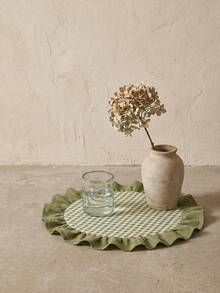 1/2/4/6/12pcs Green & White Small Checkered Pink Ruffle Edge Placemats, Cute Pastoral Style Fabric Material, Round Shape With Ruffle Edge Patchwork Details, Stain-Resistant Tabletop Protection And Decorative Function, Suitable For Daily Breakfast And Cozy Home Decor Scenes - Green - View 3