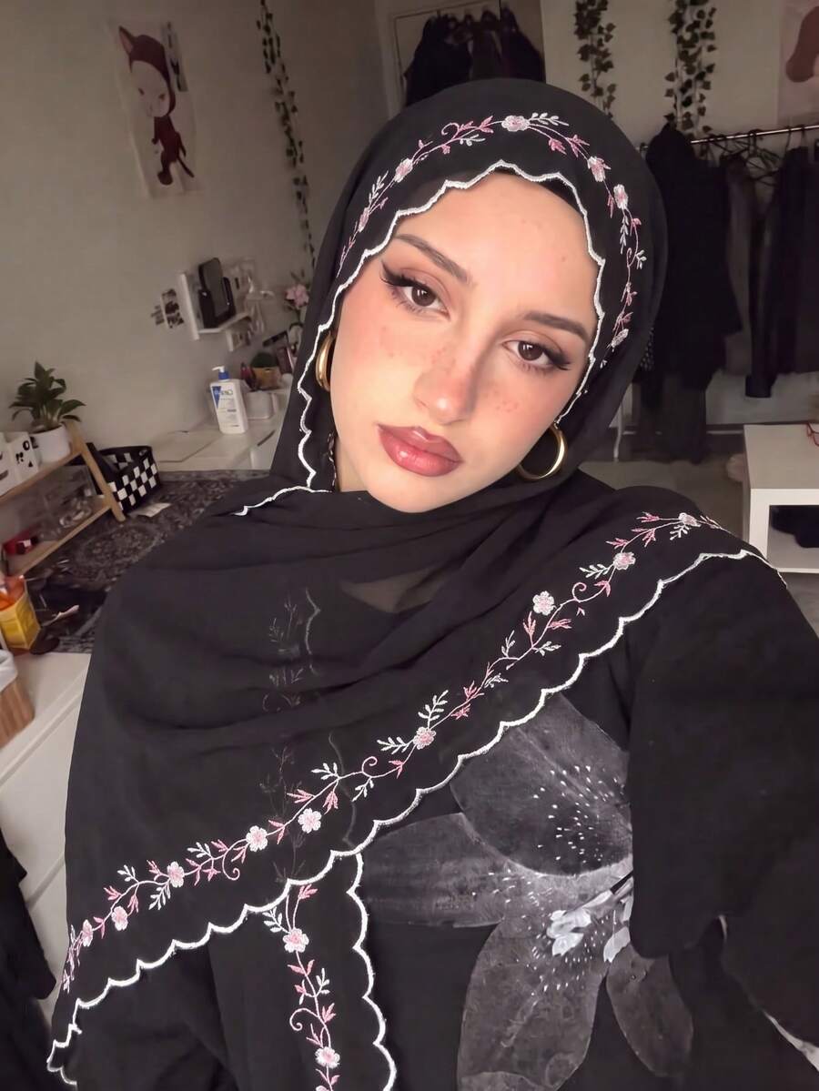 1PC Women's Solid Color Embroidered Lace Long Scarf, Summer Lightweight Versatile Breathable Skin-Friendly Scarf, Fully Hemmed Embroidered Edging, Soft Drape High-End, Suitable For Daily Wear