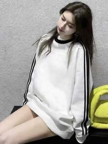 女款秋冬新款拼色條紋長袖衛衣，時尚日系街頭風，百搭寬鬆顯瘦韓系慵懶風，休閒通勤純欲辣妹校園穿搭，拍照出片中性圓領長袖衛衣 - 白色 - 查看 3
