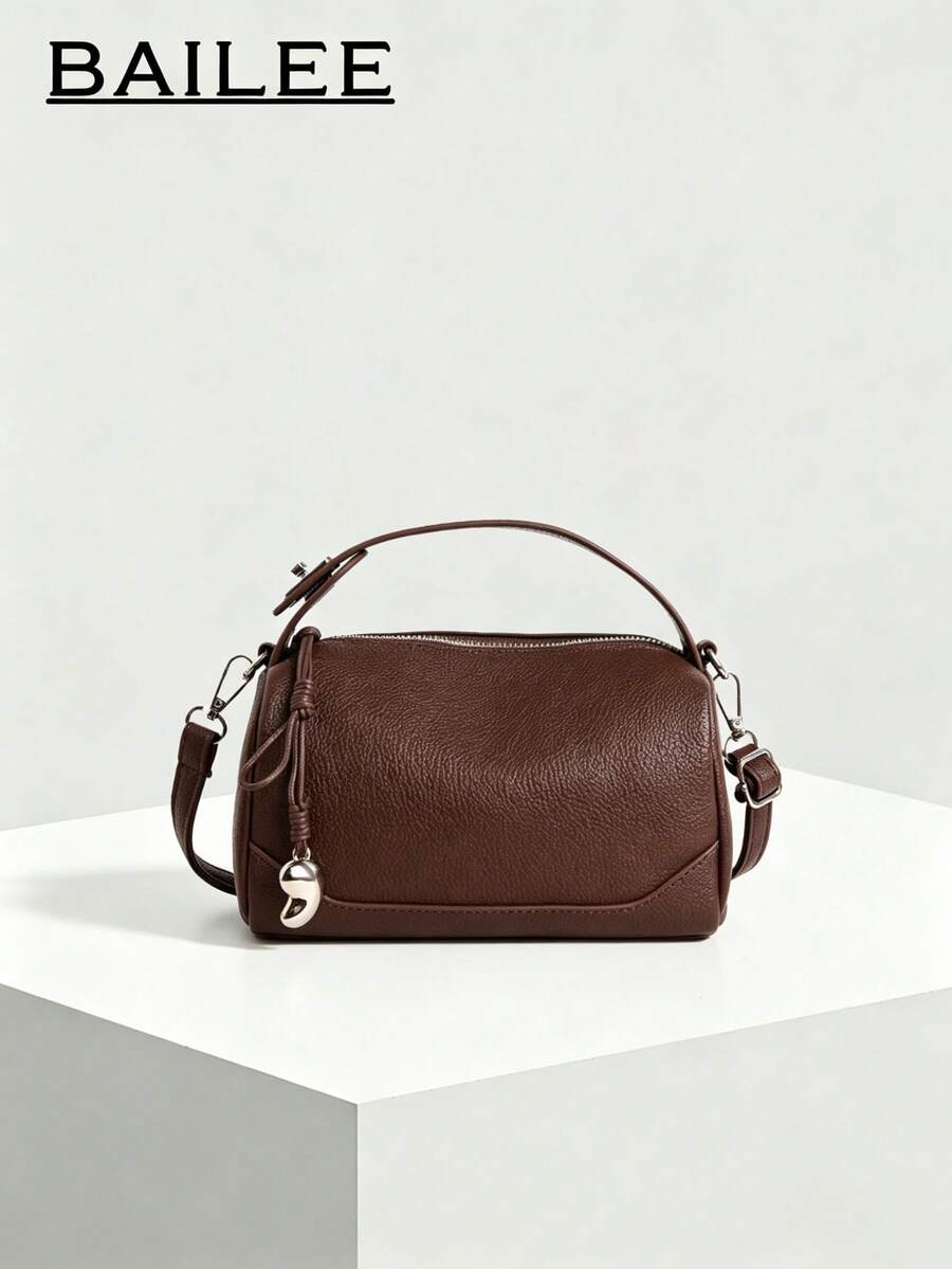 BAILEE Simple And Stylish Faux Leather Shoulder Bag With Detachable Metal Embellishments And Straps, Perfect For Outfits And As A Gift.