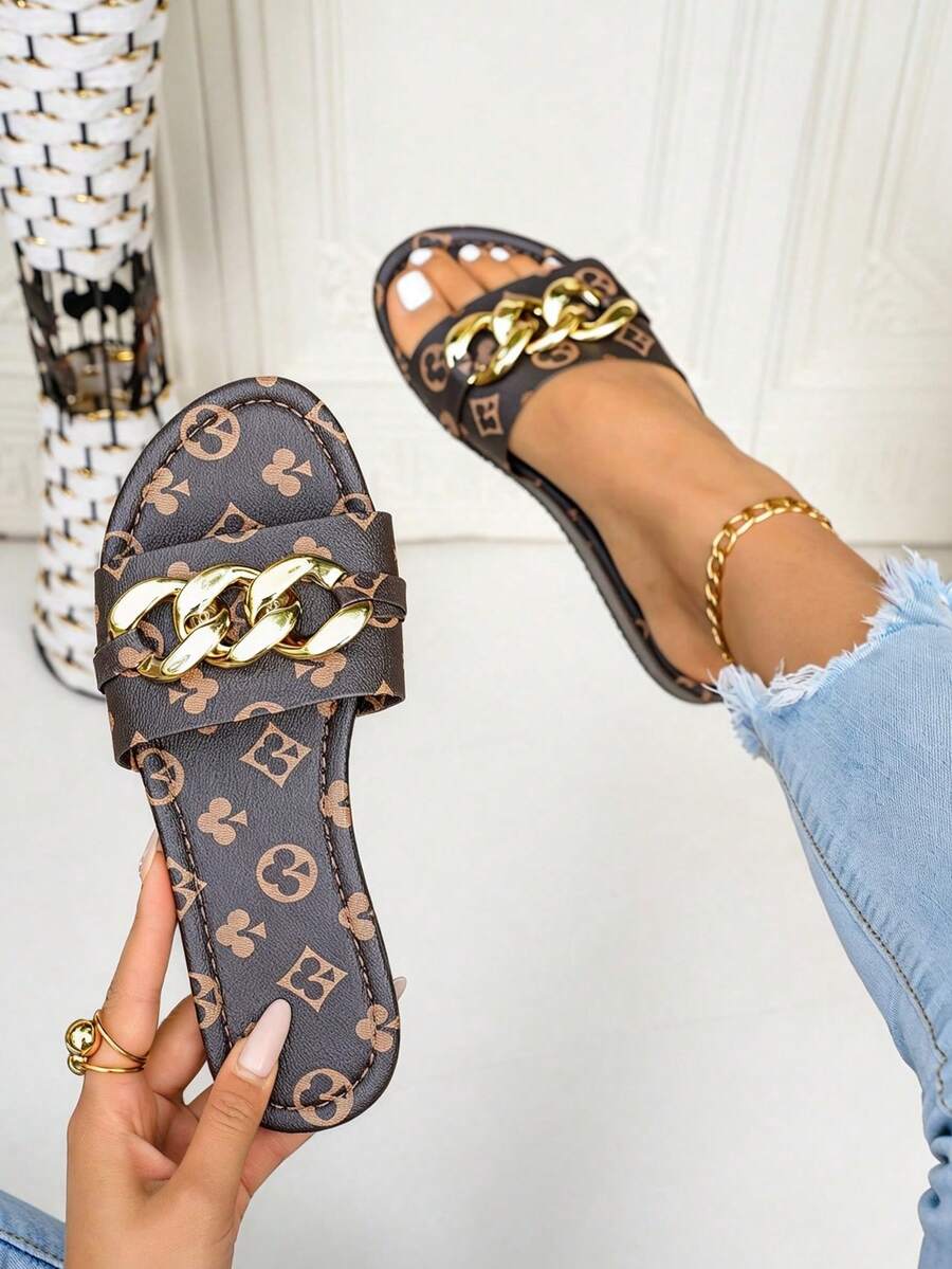 2026 Summer New Women's Flat Sandals, Fashionable Faux Metal Chain Decor With Cute Letter Print Round Toe Slip-On Sandals, Comfortable And Elegant Women's Summer Beach Sandals, Suitable For Beach, Apartment, Street, Vacation, Party And Other Occasions, Can Be Paired With Dresses, Casual Pants, Skirts, Shorts And Other Outfits, Brown Color - Brown - View 1