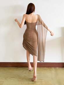 Top Dazzle 優雅棕色針織抹胸中長洋裝，半透修身設計，不對稱下擺與露背設計 - 卡其色 - 查看 3