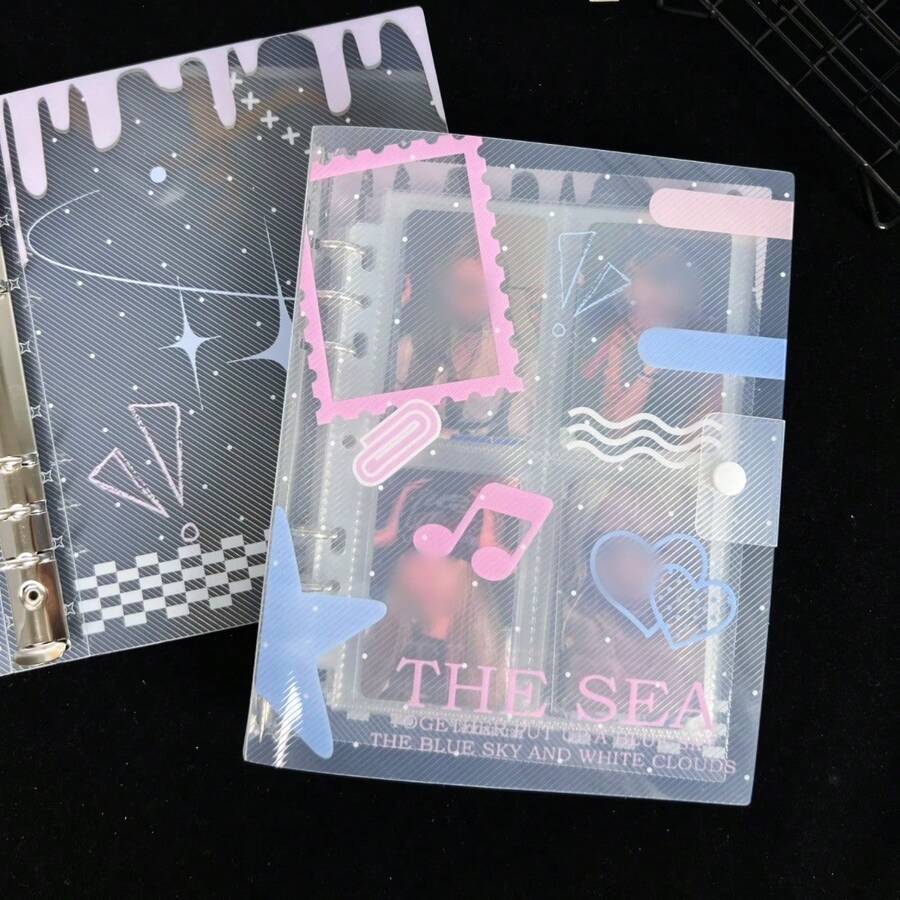 1 buah Binder Lembar Lepas Bergaris Diagonal Transparan A5, Bingkai Foto Polka Dot, Buku Catatan Lembar Lepas Bintang dan Not Musik, Buku Penyimpanan Stiker, Perencana DIY, Album Foto K-Pop, Isi Ulang Halaman Dalam Transparansi Tinggi PP, Halaman Dalam IDOLME Satu/Empat Kantong, Cocok Untuk Album Foto, Buku Tempel, Buku Stiker, Perencana Waktu, Buku Rencana Tabungan, Buku Catatan dan Alat Tulis Belajar Lainnya, Perlengkapan Penting Kembali ke Sekolah