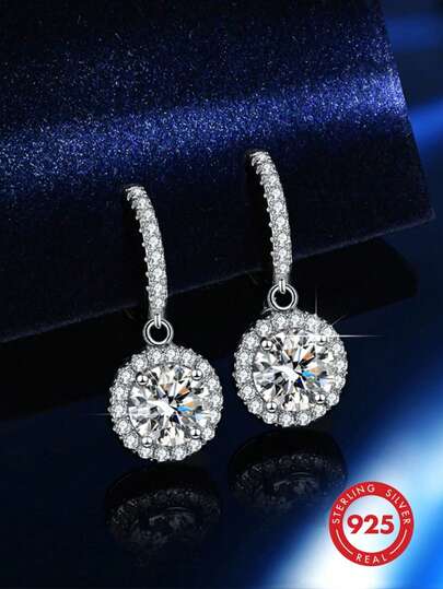 1 Pair 2 Carat D Color VVS Moissanite Earrings With GRA Certificate, Classic Fashion Luxury Elegant S925 Sterling Silver Plated White Gold Geometric Round Halo Stud Earrings, Main Stone 1 Carat Per Ear, 2 Carats Total, Strong Fire And Brilliant Sparkle, Suitable For Women Engagement, Wedding, Bridesmaid Gift, Wedding Party, Vintage Party, Daily Commute, Holiday Banquet, S925 Sterling Silver Hypoallergenic, Handmade Inlay Craftsmanship, Fashionable Elegant Workplace Banquet Essential, Commuter Style