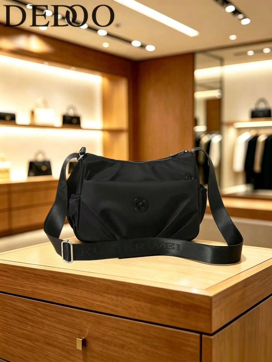 Dedoo 女款尼龍抽褶設計 Hobo 斜跨包，圓形金屬 Logo，可調節寬肩帶，拉鍊開合，日常戶外旅行休閒手提包