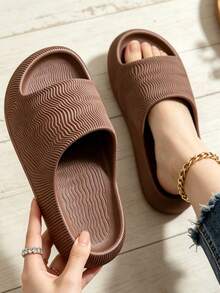 1 Pair Unisex Brown Wavy Texture EVA Thick Sole Slippers, Non-Slip Shock-Absorbing Soft One-Piece Molded, Minimalist Casual Style For Home, Bathroom, Bedroom, Guest, Suitable For Halloween, Christmas, Valentine's Day Indoor And Outdoor Wear - Coffee Brown - View 1