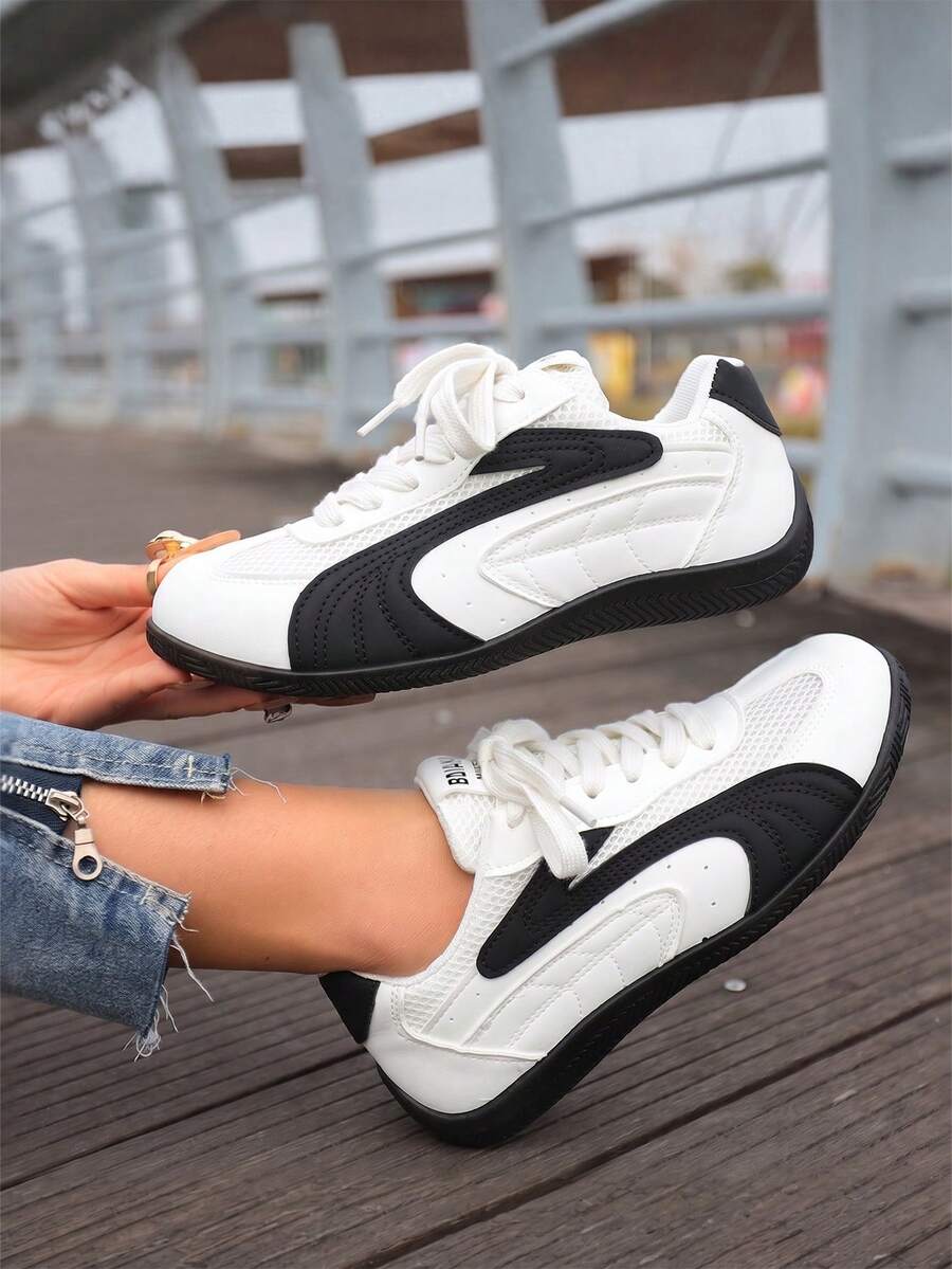 Zapatillas deportivo‑casuales unisex para pareja, malla transpirable, cierre por cordones, suela antideslizante.Diseño retro versátil en tonos blanco‑negro y negro‑blanco.Adecuadas para