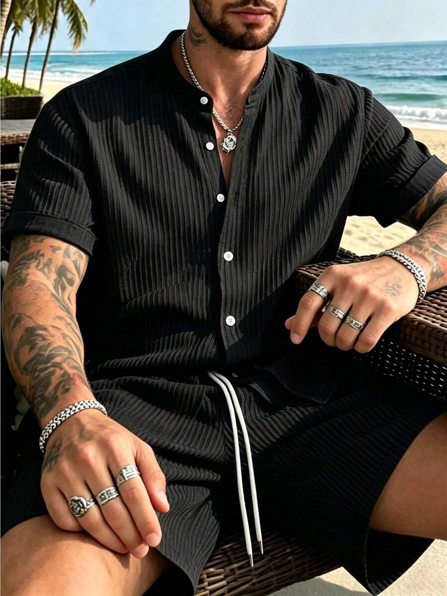 Conjunto Casual para Hombre, Camisa de Manga Corta de Cuello Mao con Textura Rayada + Shorts con Cordón, Traje Ligero Transpirable, Ropa Veraniega Cómoda para Salidas y Uso Diario - Negro - Ver 1