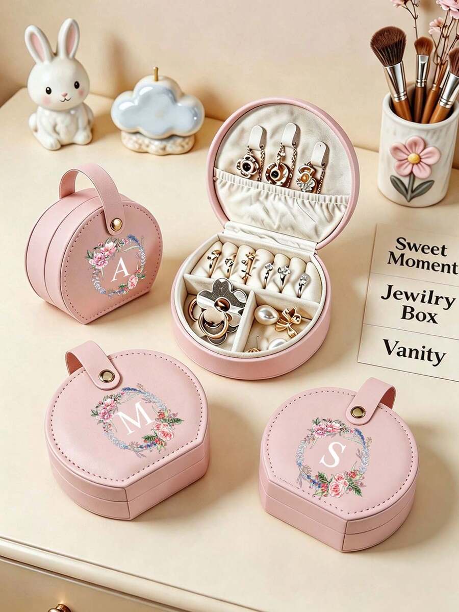 1pc/10pcsA‑Z Pink Romantic Floral Wreath Letter Jewelry Box, Semi‑Circular, Snap‑Button Carry Handle, Divided Inner Lining, Portable Personalized Case With Pink Wreath & White Letters, All‑Season Style, Great Gift For Girlfriends And Bridesmaids