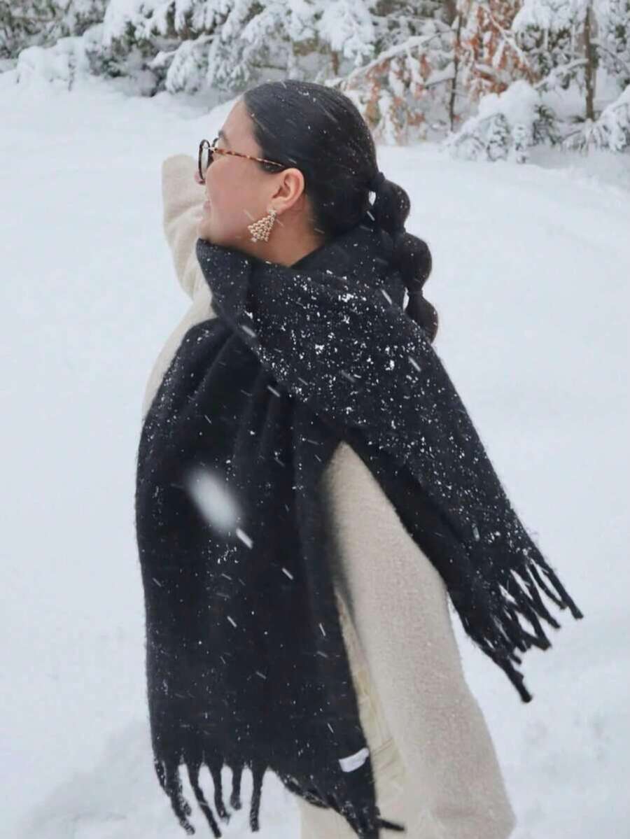 1件厚實純色抓絨馬海毛流蘇圍巾,時尚秋冬保暖情侶披肩,柔軟舒適毯巾,適合日常穿搭 - 黑色 - 查看 1