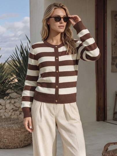 NiceArt Dame cardigan til efterår/vinter i brun-creme stribet design, rund hals, knapper foran, langærmet strikjakke, velegnet til hverdag og date