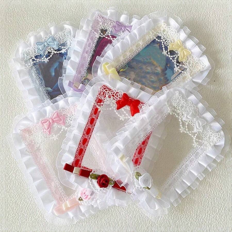 1 buah Sarung Kartu Dekorasi Renda Buatan Tangan, Bingkai Luar Pelindung Foto 3 Inci, Kotak Penyimpanan Kartu, Bingkai Dekoratif Pita Kain, Penutup Pelindung Koleksi Gambar, Cangkang Luar Koleksi Anime, Casing Pelindung Dekoratif Gambar, Sarung Pelindung Penyimpanan Foto, Bingkai Luar Gambar Idola, Cangkang Dekorasi Pita Lipit, Kotak Pelindung Pajangan Foto - A - View 1