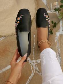 1 Pair Women's Floral Embroidery Loafers, Square Toe Slip‑On Casual Flat Shoes - Black - View 4