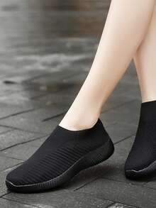 1 Pasang Sepatu Slip-On Jala Ringan Bernapas Warna Hitam Polos - Hitam - View 4
