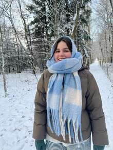 1件女款秋冬新款經典格紋印花毛茸茸流蘇圍巾，舒適大尺寸披肩，柔軟保暖加厚圍巾，適合戶外旅行、簡約百搭日常穿搭，適用於聖誕節及其他節日 - 淺藍 - 查看 3