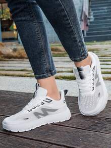 1 Pair Women's Lightweight Non-Slip Breathable Wide Toe Box Shock Absorbing Casual Sports Shoes - White - View 4