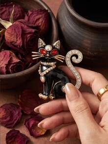 1pc Vintage Black Cat Brooch With Rhinestones, Elegant Cat Pin Accessory, High-End Fashion Corsage, Unique Niche Design Jewelry - Black - View 3