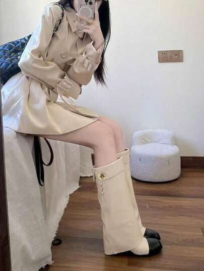 Sepatu Bot Berkuda Tinggi Wanita Model Baru Musim Gugur/Dingin 2026, Serbaguna, Elegan, Bergaya Vintage, Sol Lembut, Nyaman, Ujung Bulat Datar, Bagian Atas Lebar dengan Gesper Logam dan Dekorasi Mutiara, Warna Beige dan Hitam, Cocok untuk Perjalanan Sehari-hari, Kencan, Jalan-jalan, dan Dipadukan dengan Rok.