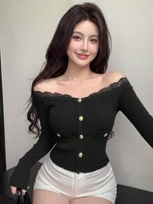 秋冬性感法式奢華露肩蕾絲針織長袖上衣，黑色修身款，露肩領口內接蕾絲拼接，甜美休閒金屬鈕扣假口袋短版顯瘦氛圍開襟衫，適合聖誕、新年、外出、通勤、約會毛衣上衣 - 黑色 - 查看 6