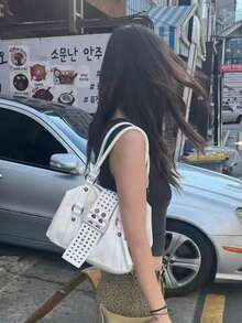 日韓小眾設計 Ins 風鉚釘新款機車風女款單肩斜挎手提包，裝飾腋下大容量托特包 - 白色 - 查看 5
