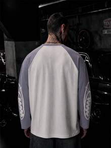 Grey & White Colorblock Raglan Sleeve Round Neck Handwritten Letter Long Sleeve T-Shirt Men's Minimalist Distressed Loose Fit Layering Base Long Tee - White - View 2