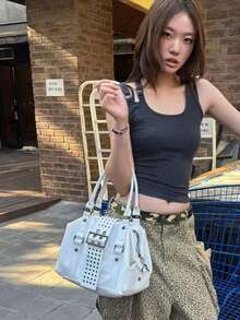 日韓小眾設計 Ins 風鉚釘新款機車風女款單肩斜挎手提包，裝飾腋下大容量托特包 - 白色 - 查看 6