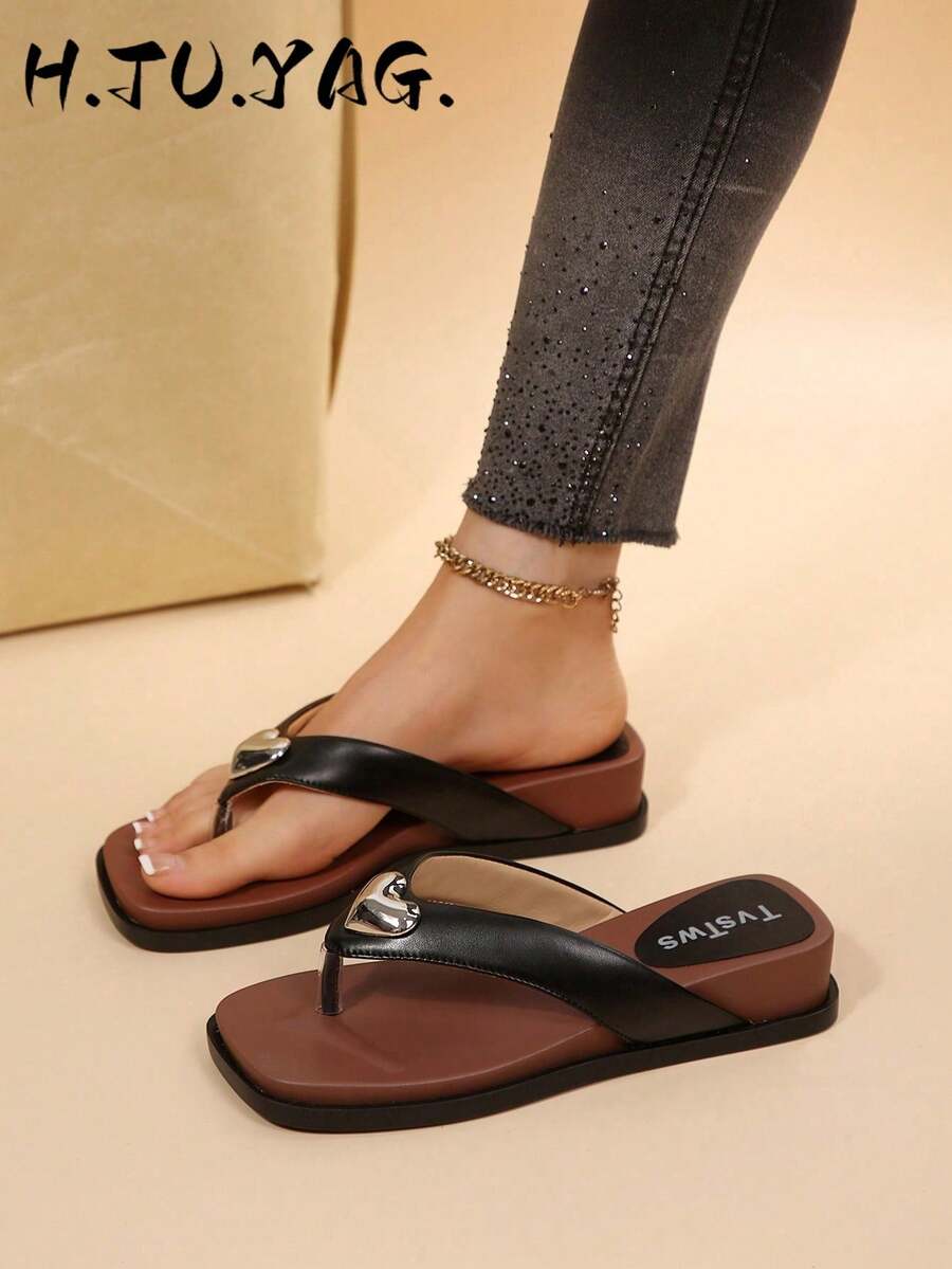Women's Fashionable Casual Wedge Thick-Sole Slippers, White Flip Flops With Heart-Shaped Metal Decor, Holiday Essential, Suitable For Beach - Black - View 1