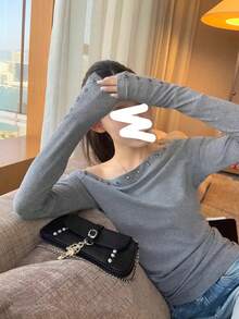 鉚釘不對稱肩寬鬆長袖針織T恤 女款時尚優雅 2026新款 常規肩基礎層上衣 - 灰色 - 查看 4