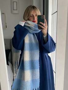1件女款秋冬新款經典格紋印花毛茸茸流蘇圍巾，舒適大尺寸披肩，柔軟保暖加厚圍巾，適合戶外旅行、簡約百搭日常穿搭，適用於聖誕節及其他節日 - 淺藍 - 查看 5