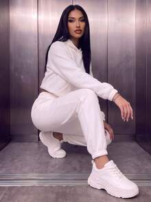 2件組女款休閒抓絨口袋短版連帽衛衣與慢跑褲套裝，適合日常穿著，秋冬款，白色 - 白色 - 查看 6