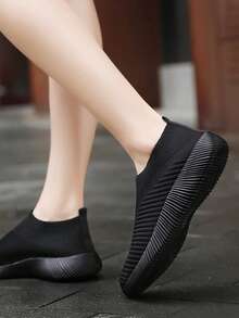 1 Pasang Sepatu Slip-On Jala Ringan Bernapas Warna Hitam Polos - Hitam - View 5