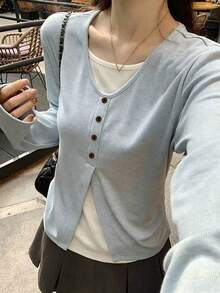 韓式時尚淺藍色女款 2 合 1 長袖 T 恤，鈕扣設計不對稱修身打底上衣 - 淺藍色 - 查看 3