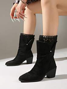 Sepatu Bot Ankle Setengah Betis Wanita Ukuran Plus dengan Hiasan Renda dan Lipatan, Sepatu Bot Slip-On Hak Tebal Ujung Bulat, Sepatu Hak Tinggi Vintage Serbaguna Cocok untuk Pemakaian Sehari-hari - Hitam - View 5