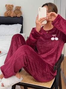 Dreamivo طقم بيجامة دافئ من الفلانيل بنقشة الكرز، ملابس علوية بأكمام طويلة وبنطال، مريح للخريف/الشتاء - عنابي اللون - مشاهدة 2