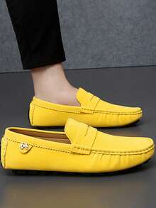 GAISIMA Sepatu Loafer Slip-On Mewah Modis Berwarna Merah Suede dengan Bordir dan Gesper Logam, Sepatu Mengemudi Pria Bersol Lembut, Cocok untuk Berbagai Acara Kasual di Musim Semi dan Musim Panas - Dril - View 4