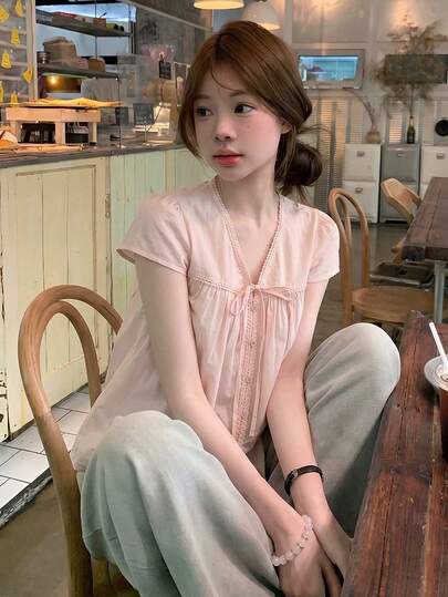 เสื้อเบลาส์สไตล์เกาหลีสีชมพูแต่งลูกไม้ สำหรับผู้หญิง ดีไซน์วัยรุ่นสำหรับฤดูร้อน เสื้อแขนสั้นสำหรับใส่ไปทำงาน