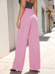 Calça feminina rosa de poliéster com modelagem flare e bolsos, comprimento longo e elasticidade média, ideal para um look estiloso. - Rosa chiclete - Visão 3